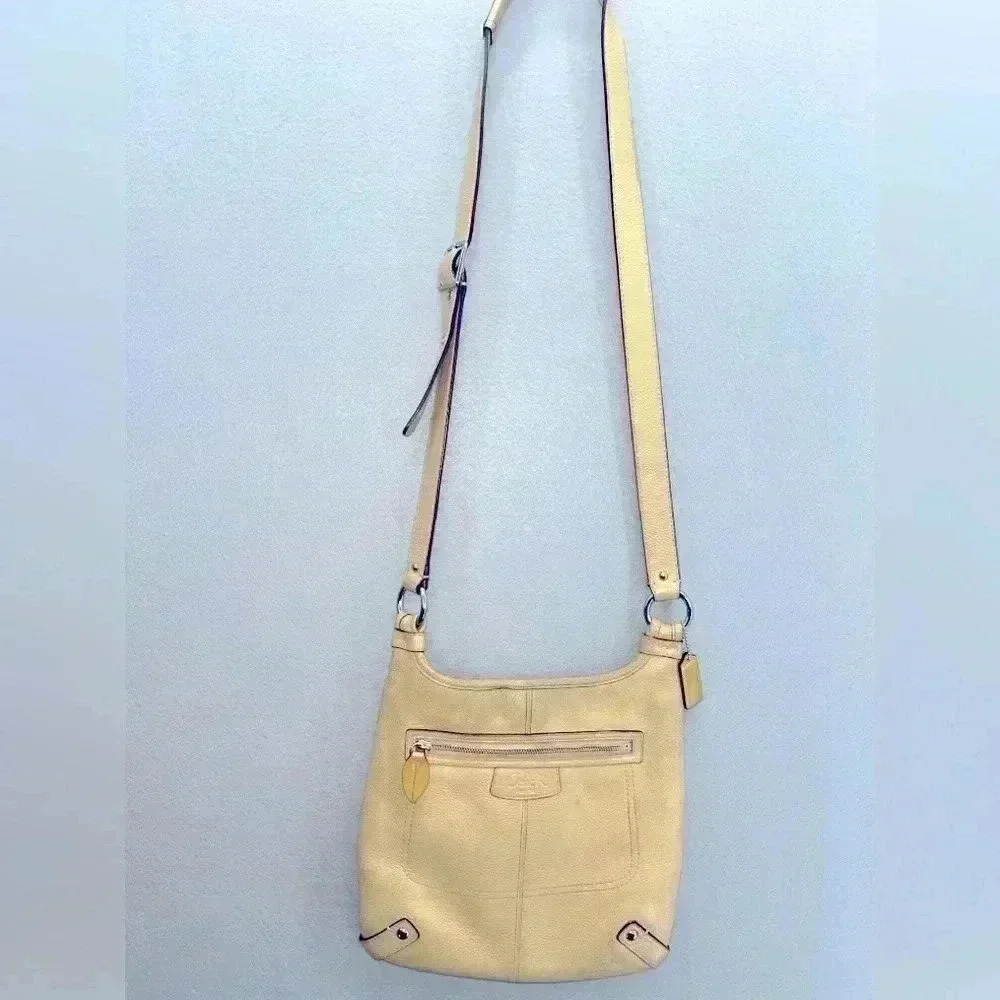 Coach Penelope Crossbody pebbled leather Bag Purse Hippie snap close Adj strap - Picture 1 of 13